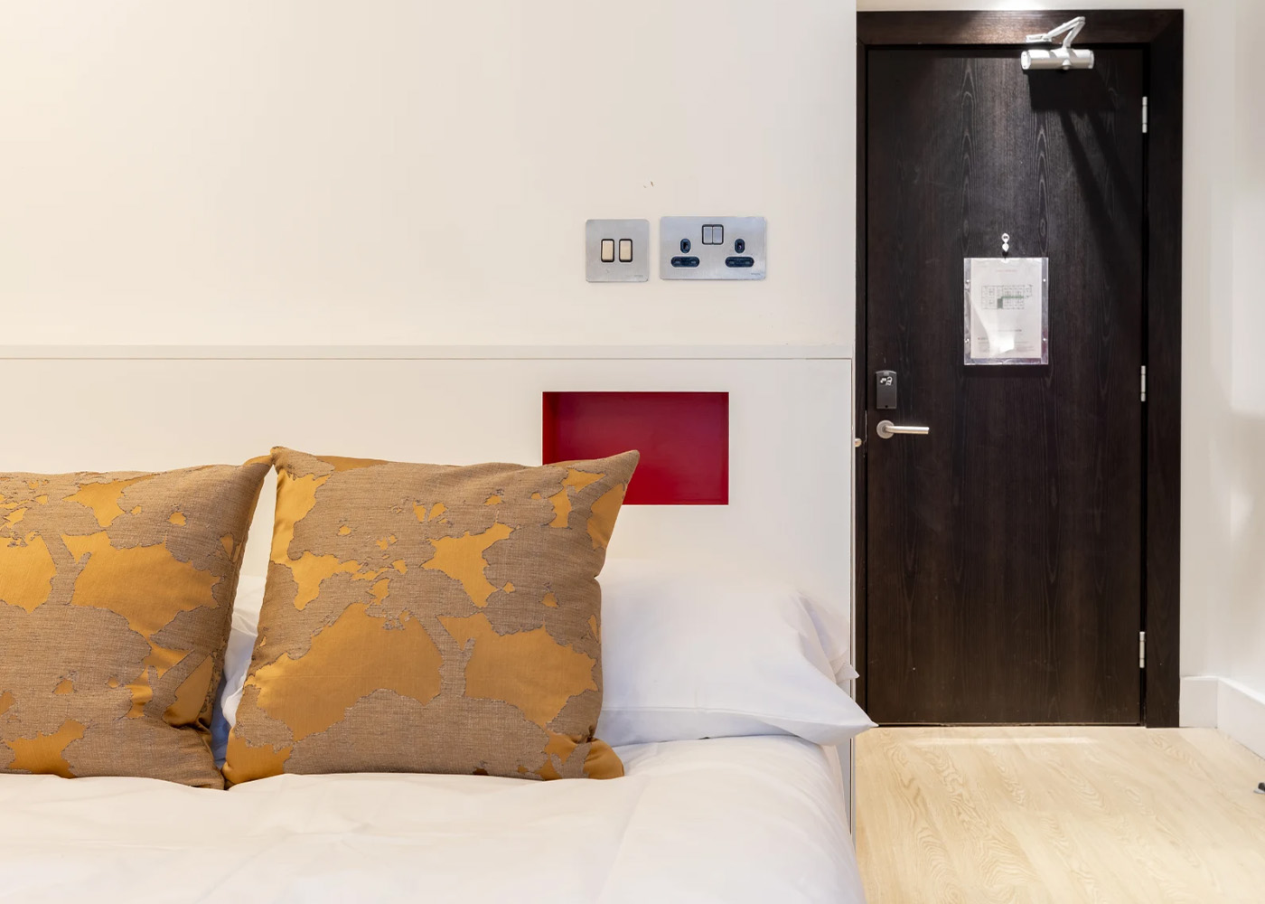  Classic Ensuite Upper Level  -  Londonist Spring Mews  - Gallery -  9