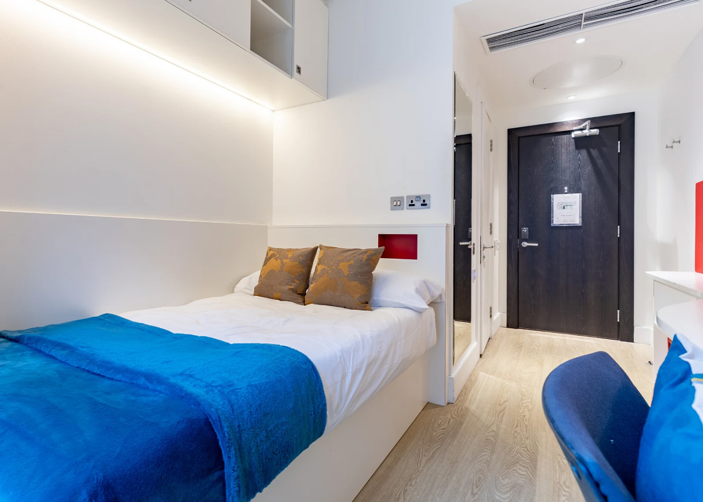  Classic Ensuite Upper Level  -  Londonist Spring Mews  - Gallery -  6