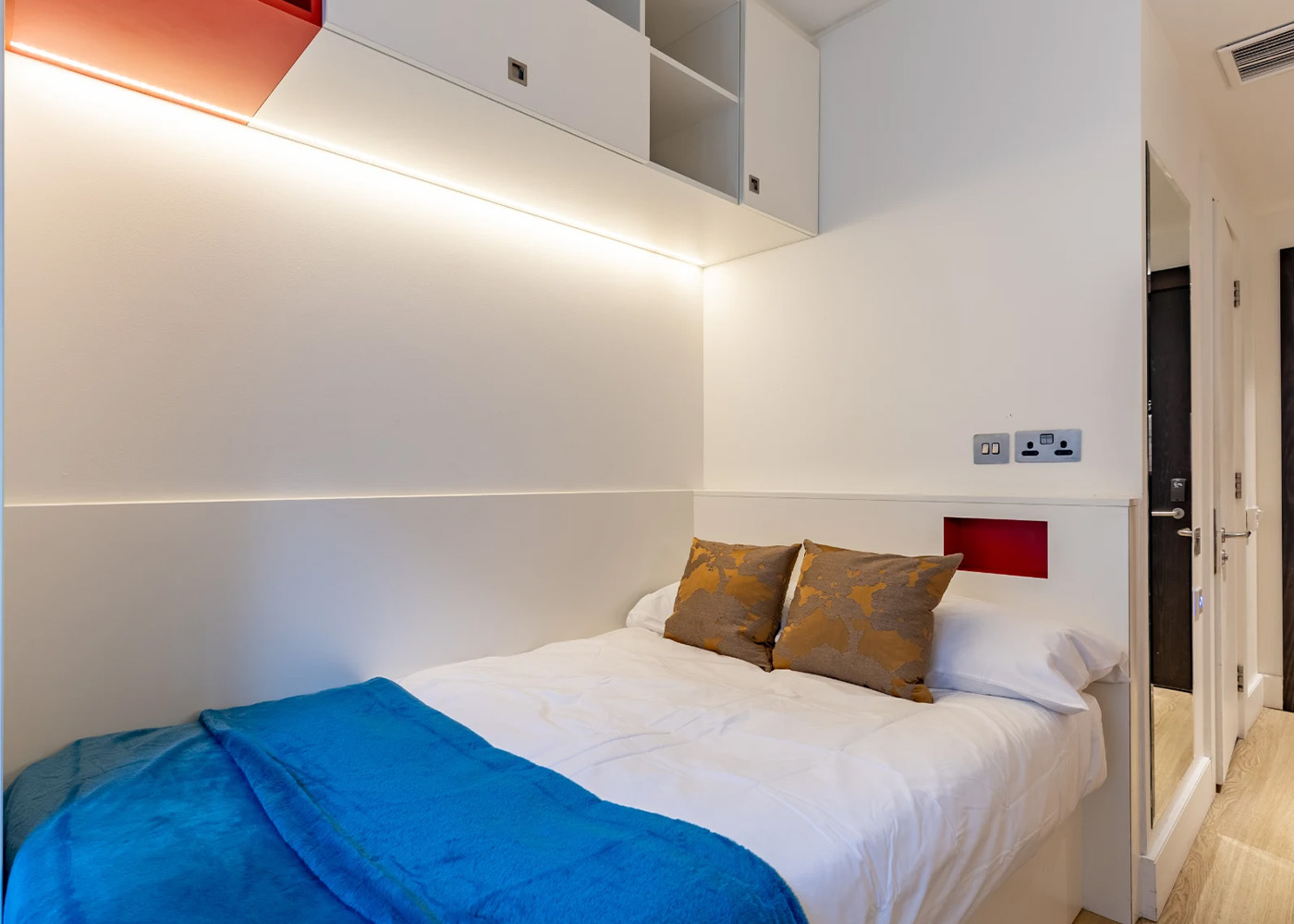  Classic Ensuite Upper Level  -  Londonist Spring Mews  - Gallery -  2