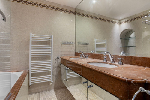 Stylish 2BR Apartment in Heart of Paris - Gallery - 12