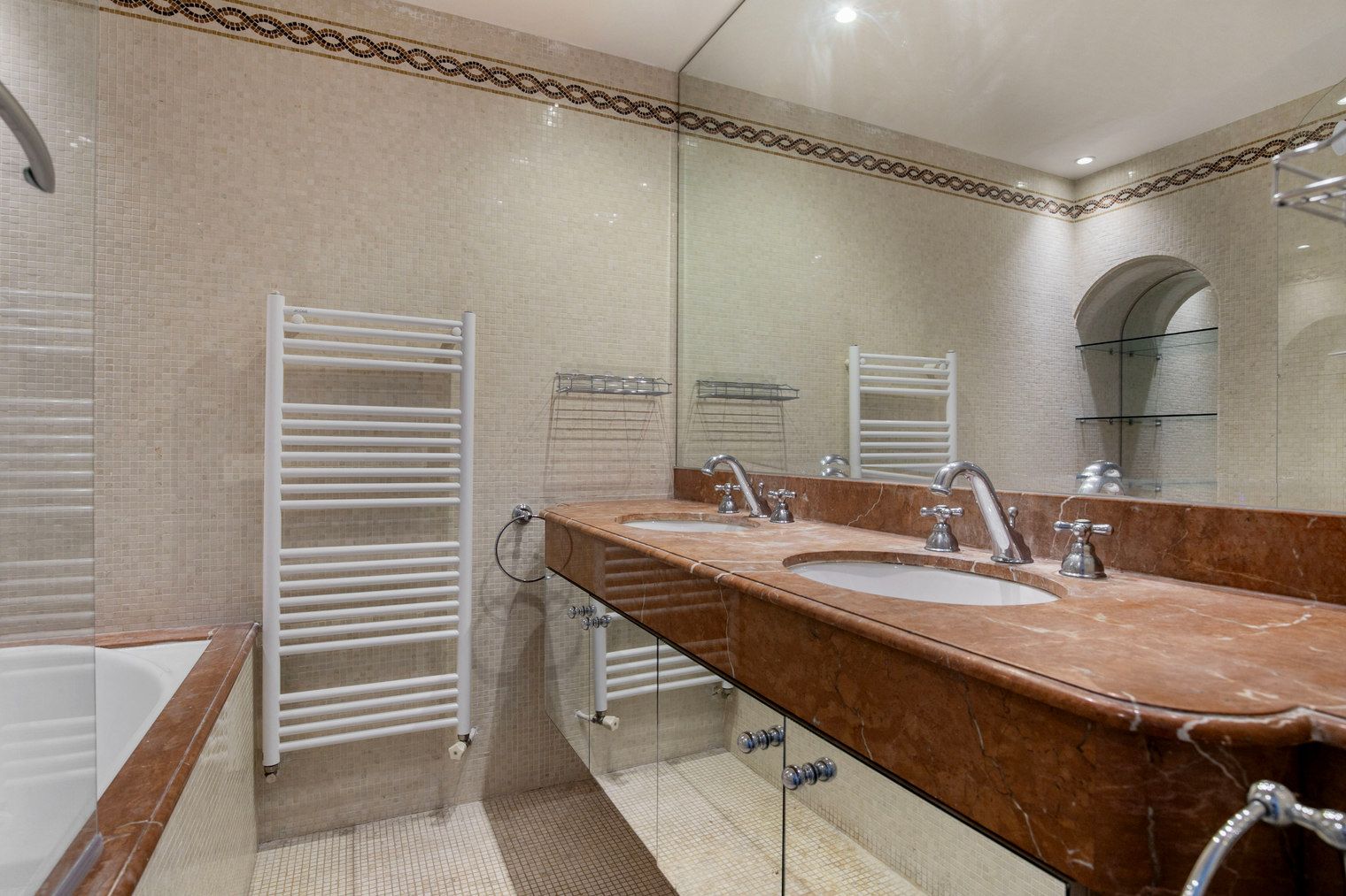 Stylish 2BR Apartment In Heart Of Paris - 11