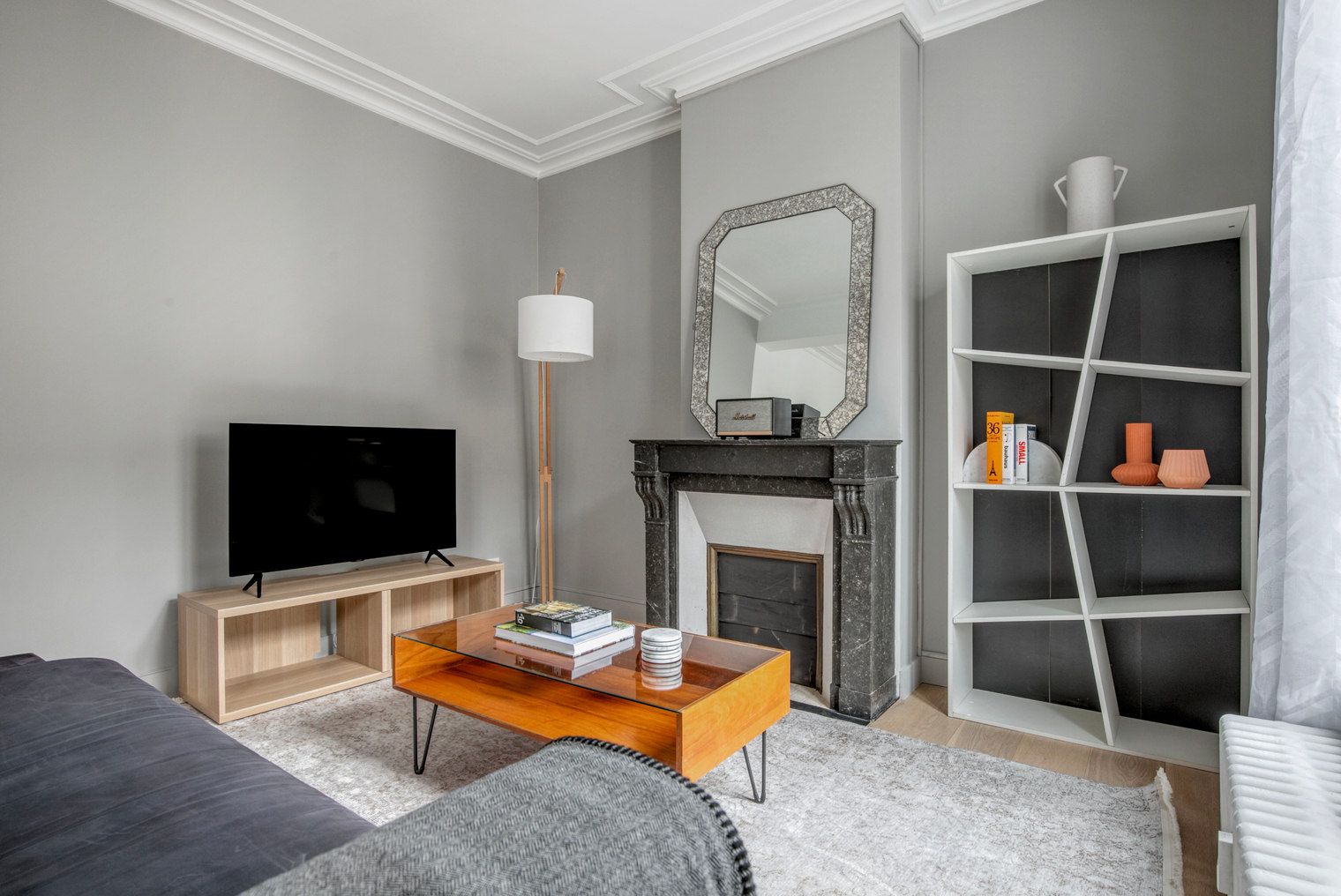 Charming One-Bedroom Retreat In Paris - 12