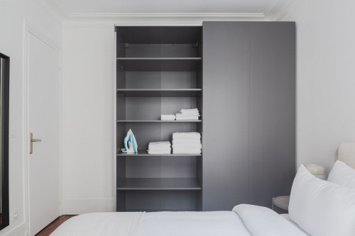 Chic One-Bedroom Apartment in Paris Épinettes - Gallery - 7
