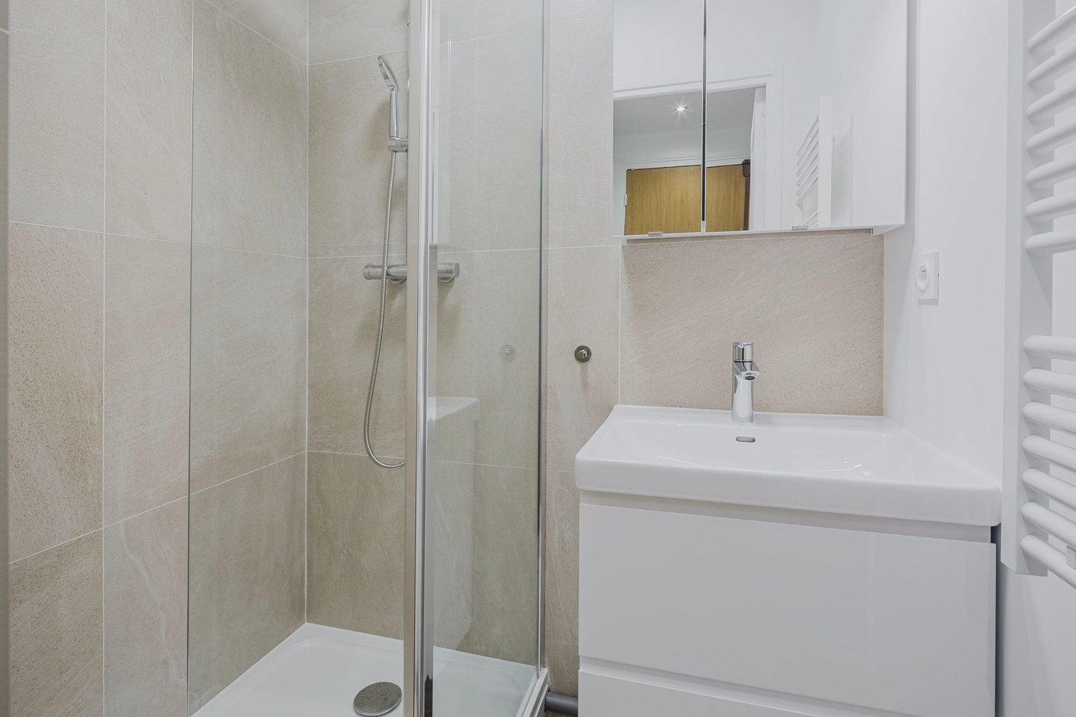 Chic One-Bedroom Apartment In Paris Épinettes - 6