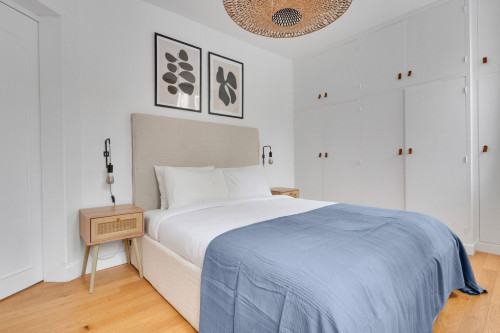 Stylish Two-Bedroom Retreat in Central Paris - Gallery - 11