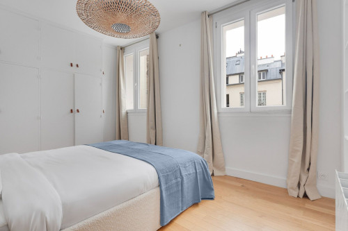 Stylish Two-Bedroom Retreat in Central Paris - Gallery - 13