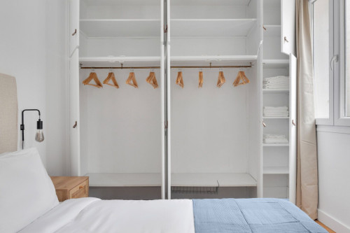 Stylish Two-Bedroom Retreat in Central Paris - Gallery - 12