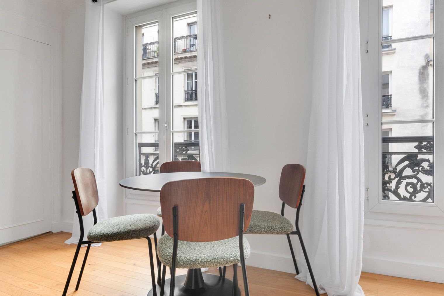 Stylish Two-Bedroom Retreat In Central Paris - 14