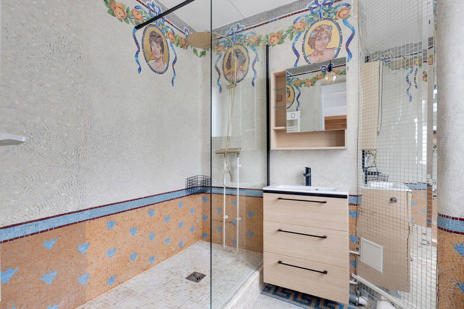 Stylish Two-Bedroom Retreat In Central Paris - 3