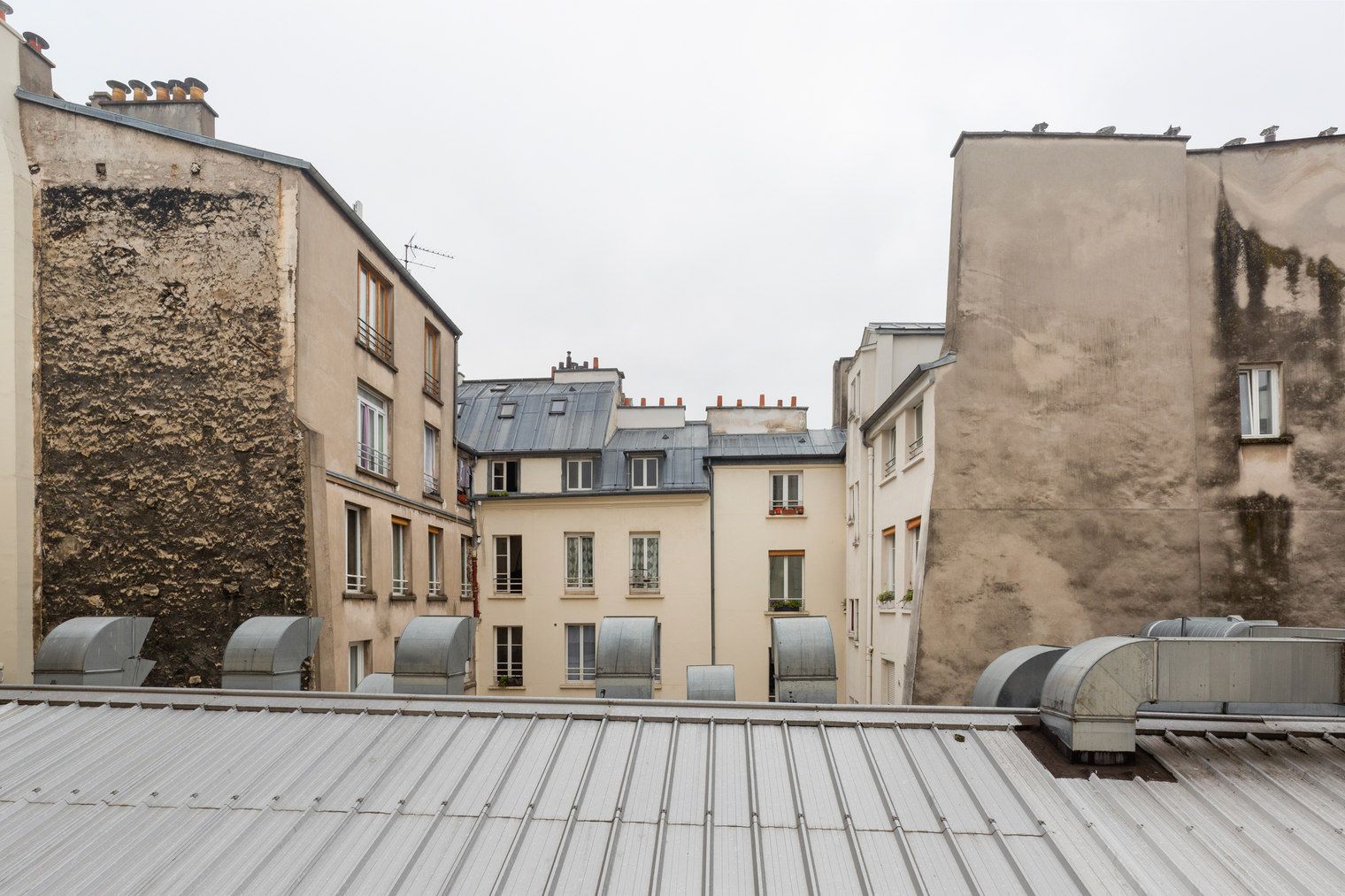 Stylish Two-Bedroom Retreat In Central Paris - 6