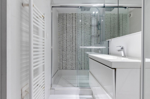 Chic Parisian One-Bedroom Oasis Awaits You - Gallery - 7
