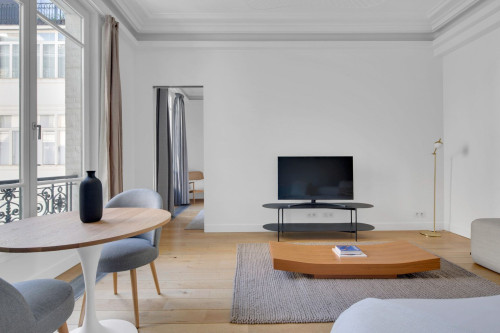 Elegant Champs-Élysées One-Bedroom Retreat