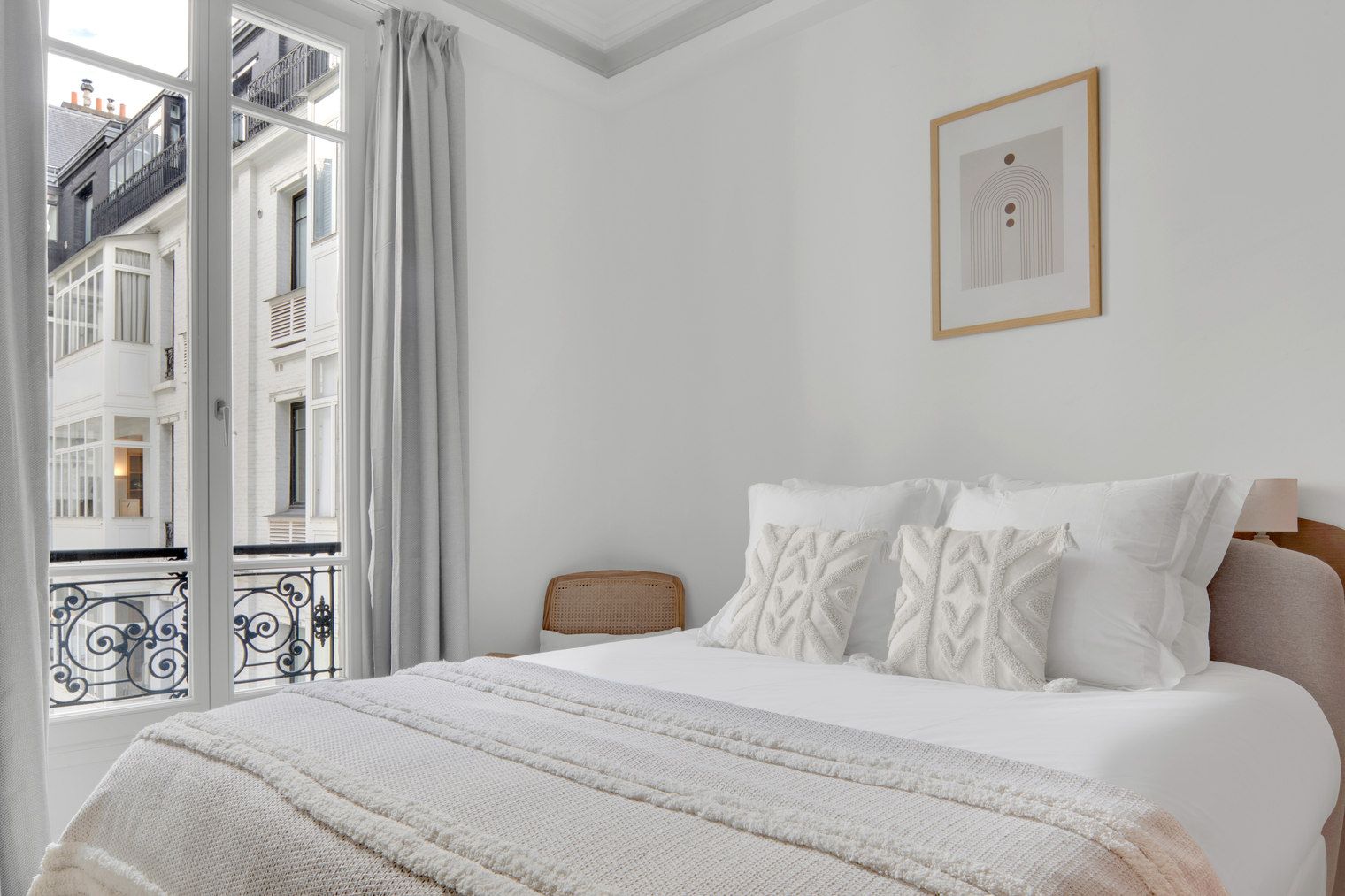 Elegant Champs-Élysées One-Bedroom Retreat - 9