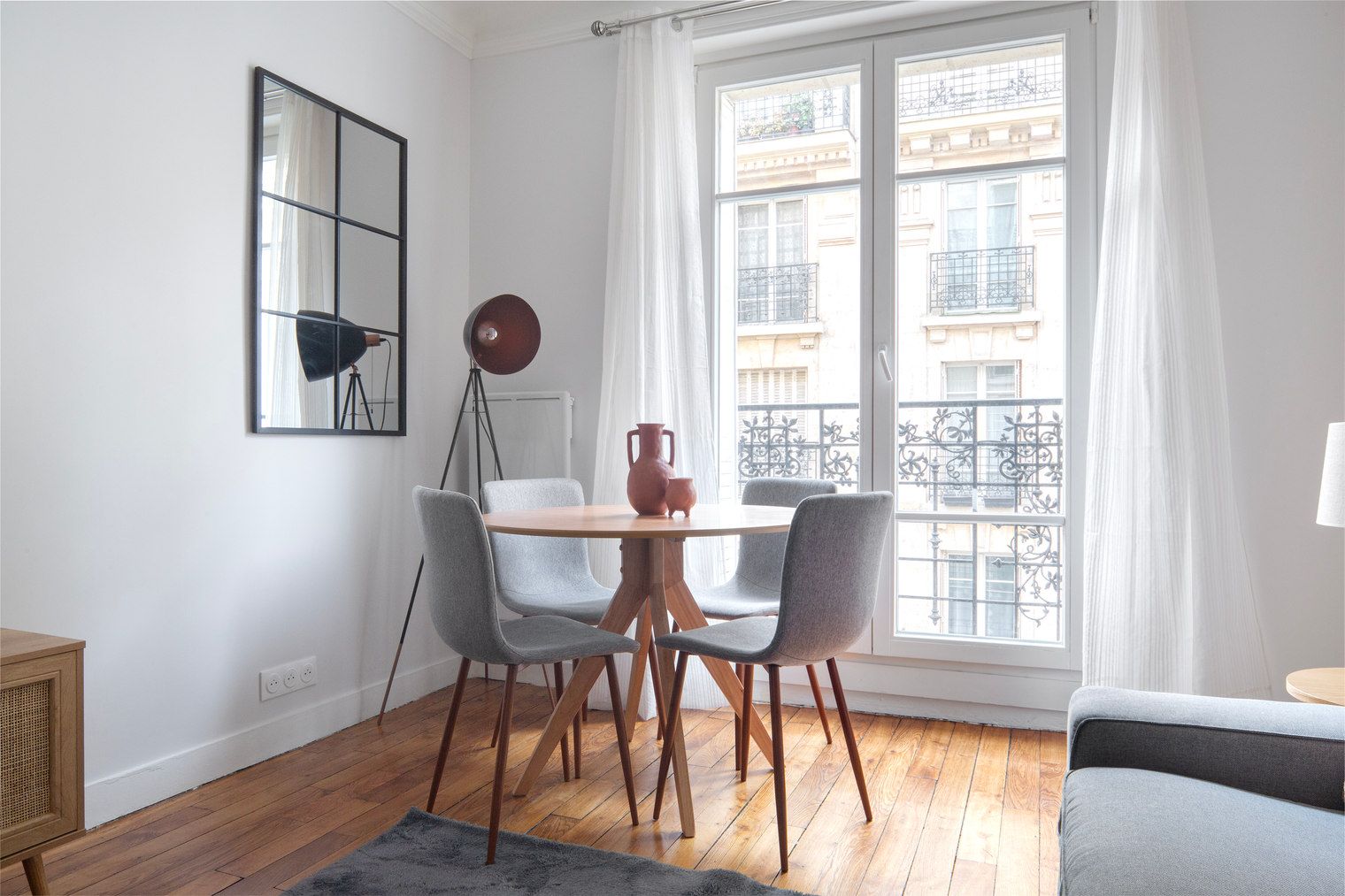 Charming Fully Furnished Parisian Oasis - 12