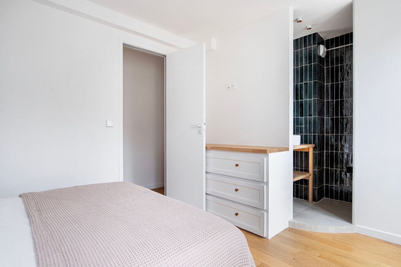 Charming Le Marais 1-Bedroom Retreat - 9