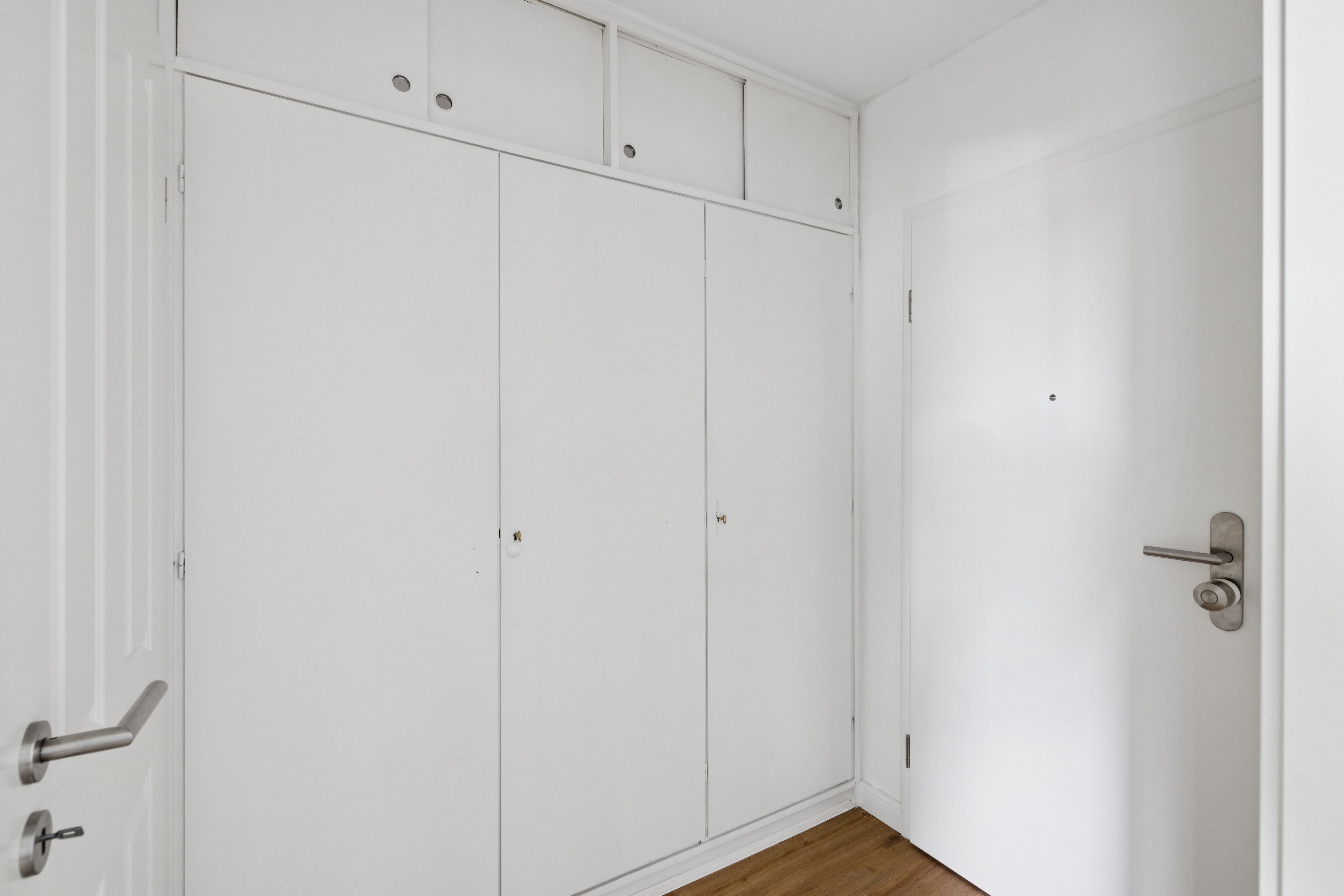 Modern Business-Apartment With Balcony  -  Modern Business-Apartment with Balcony  - Gallery -  4
