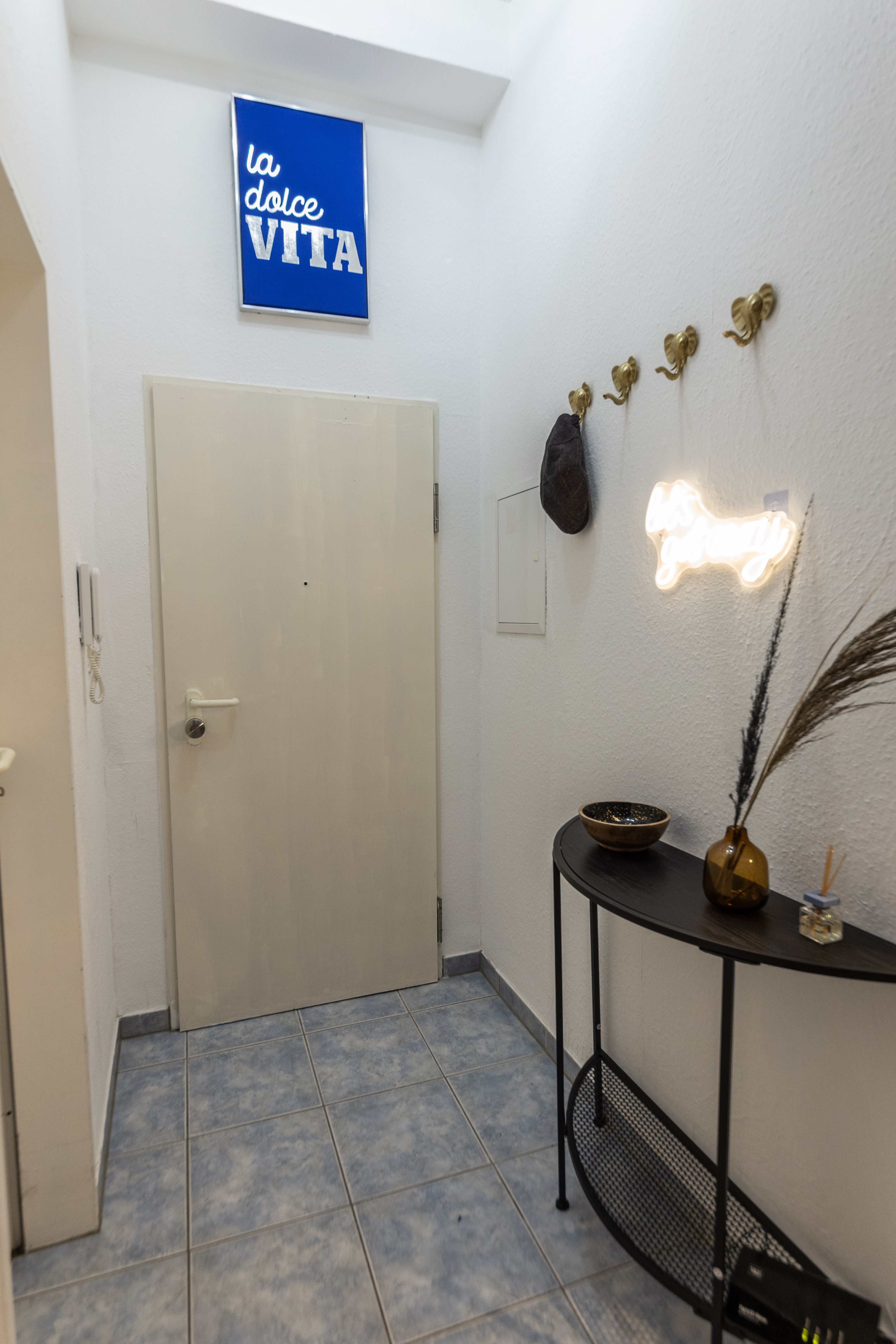 Cozy DOR – Stylish Apt. Parking & Netflix - 14