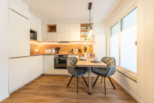City Apartment with Balcony - Gallery - 10