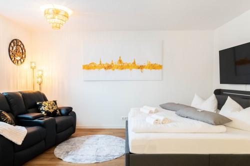 City Apartment with Balcony - Gallery - 13