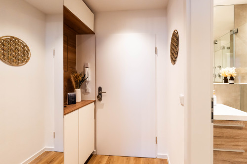 City Apartment with Balcony - Gallery - 11
