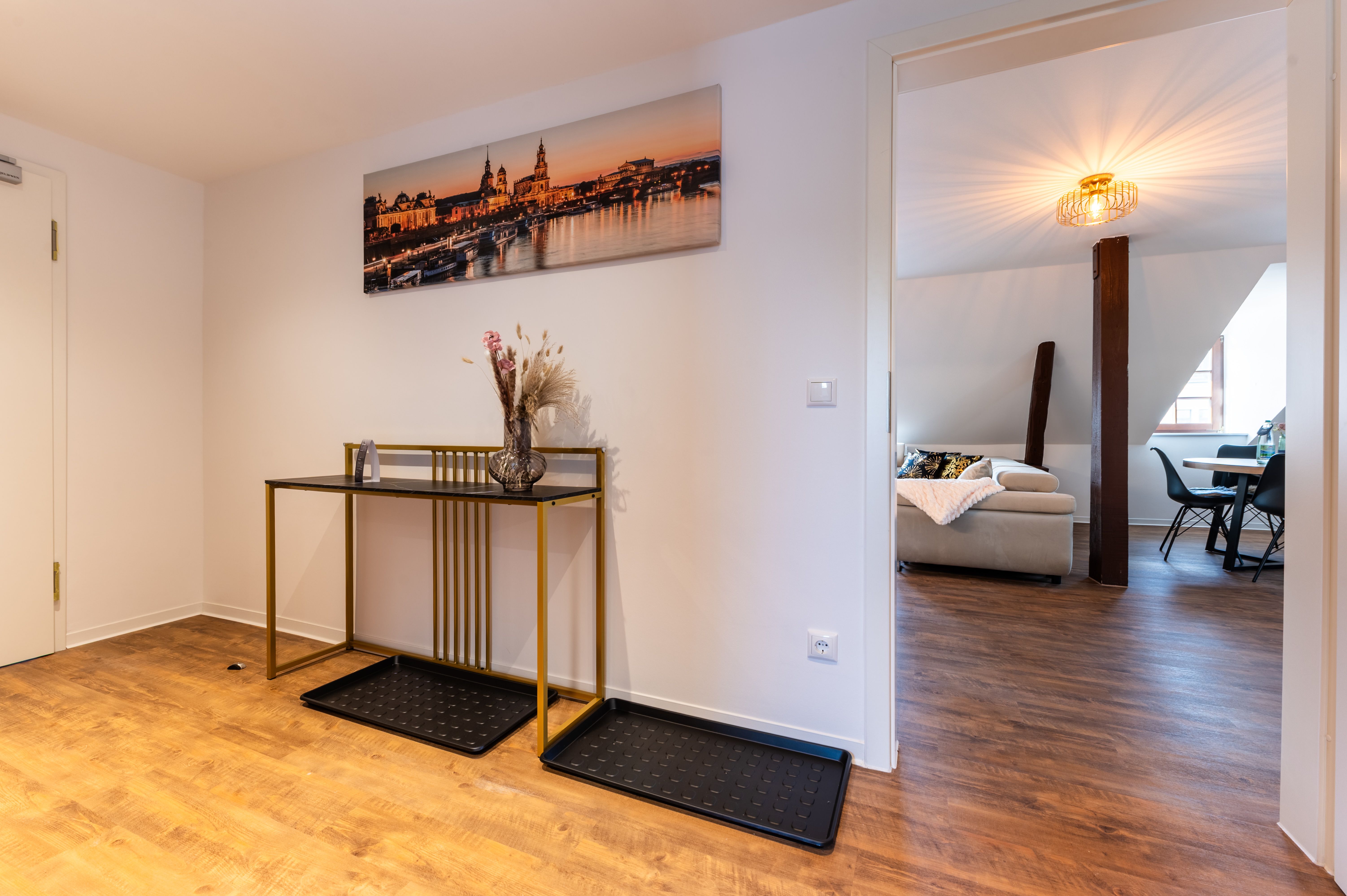 Charming Top-Floor Apartment Near The Elbe - 10