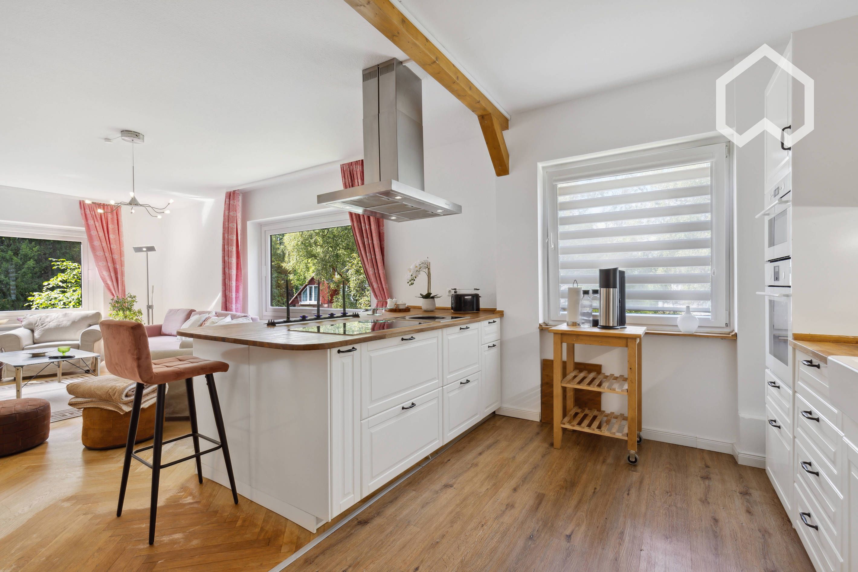 Spacious, Bright 5 Room Apartment, Walking Distance To The Alster, Shopping Center And The Train Wit - 2