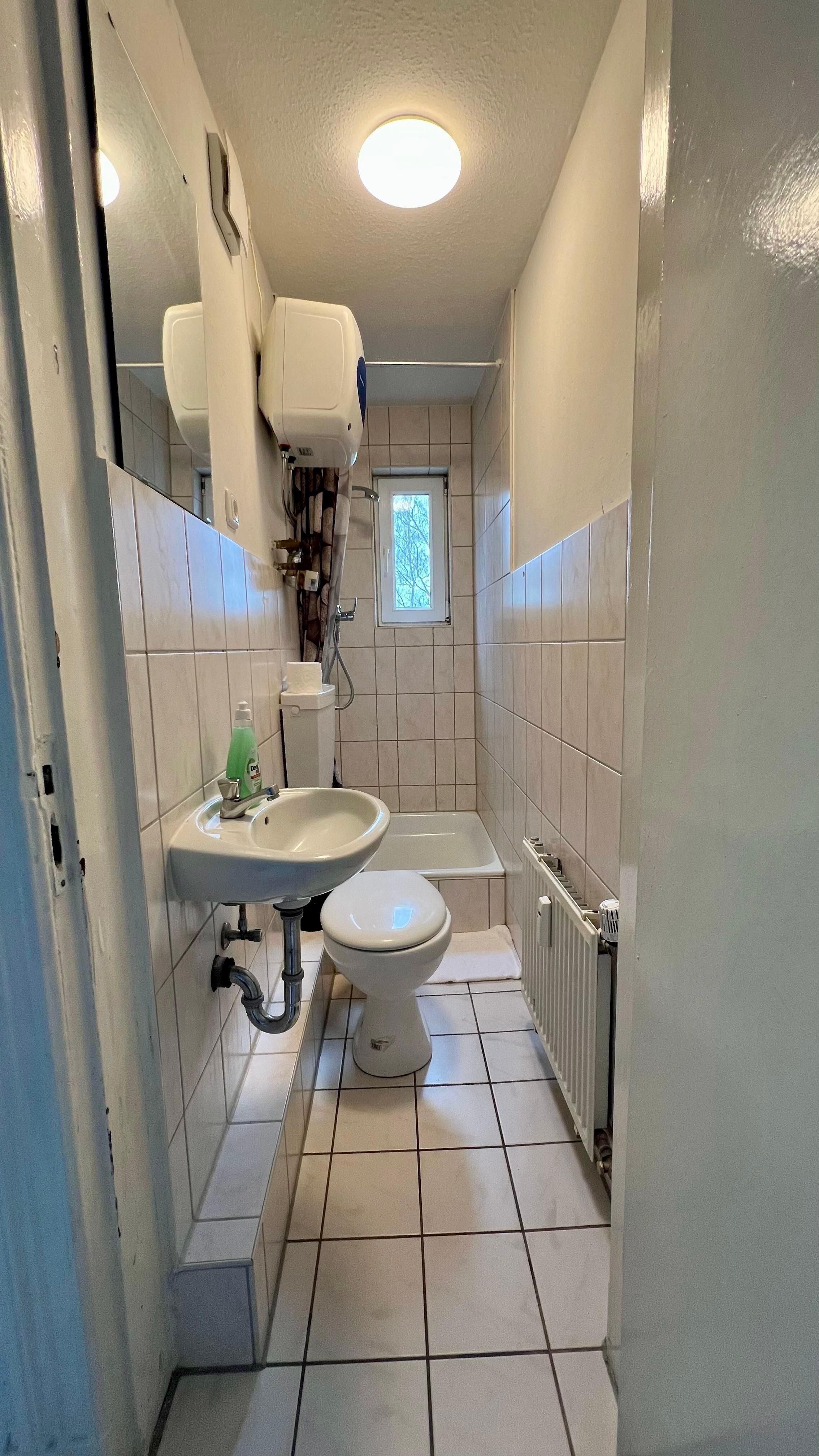  Bright Comfort Room With Smart TV, Wi-Fi & Balcony Access  -  Bright Comfort Room with Smart TV, Wi-Fi & Balcony Access  - Gallery -  7