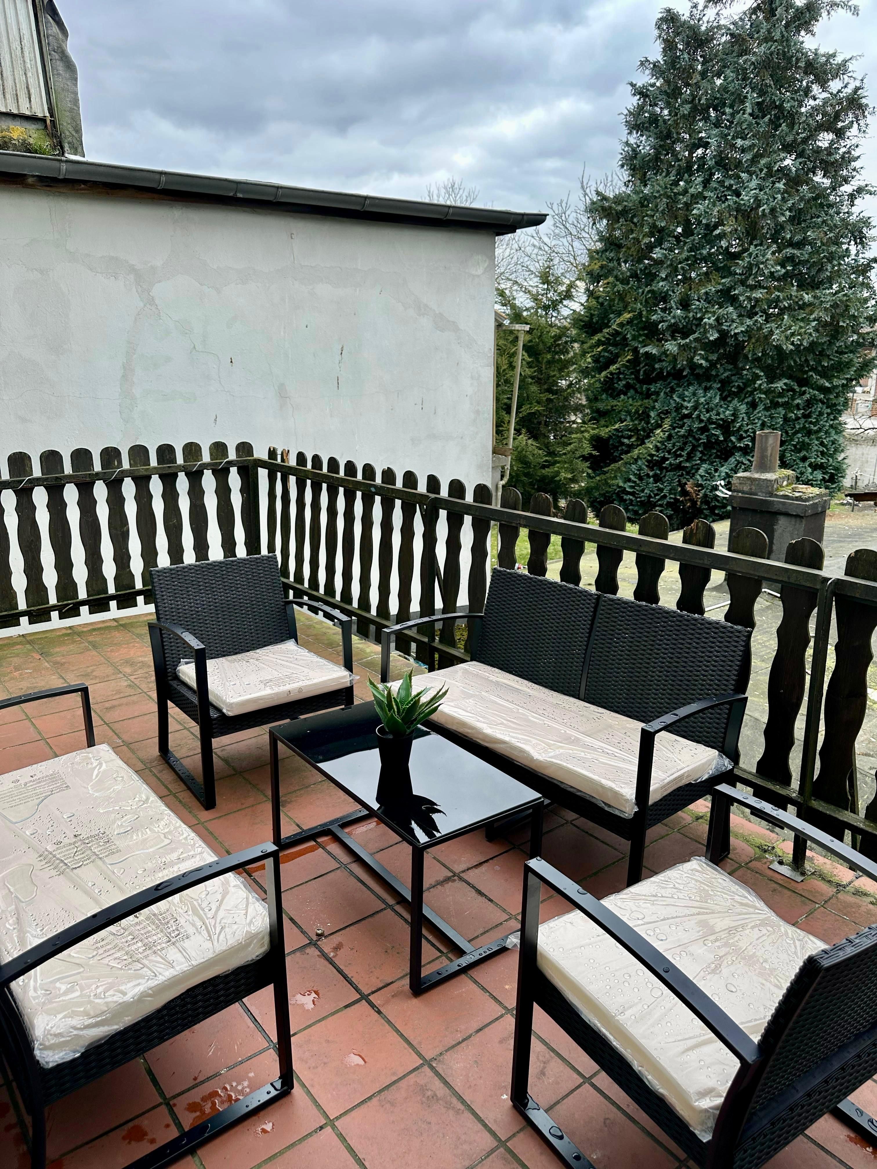  Bright Comfort Room With Smart TV, Wi-Fi & Balcony Access  -  Bright Comfort Room with Smart TV, Wi-Fi & Balcony Access  - Gallery -  1