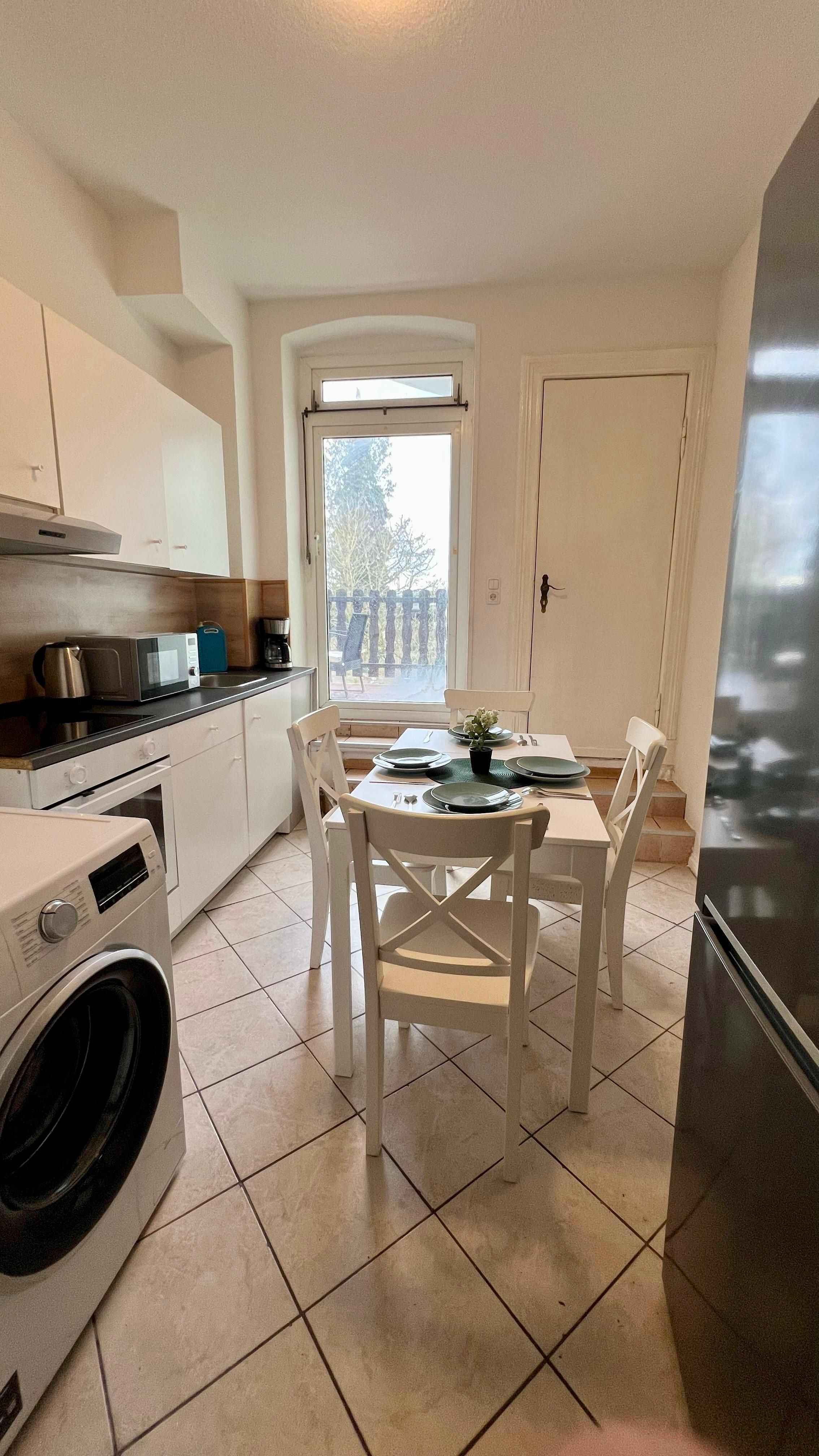  Bright Comfort Room With Smart TV, Wi-Fi & Balcony Access  -  Bright Comfort Room with Smart TV, Wi-Fi & Balcony Access  - Gallery -  5