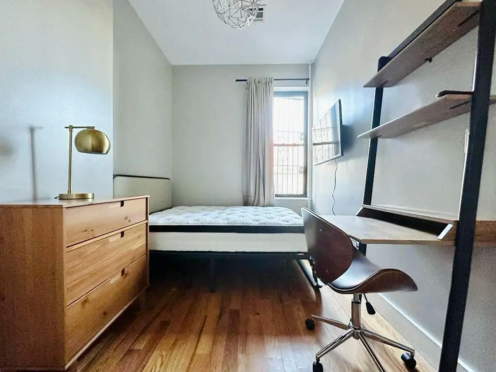 Private Room - Menahan St, Brooklyn, NY - Gallery - 1
