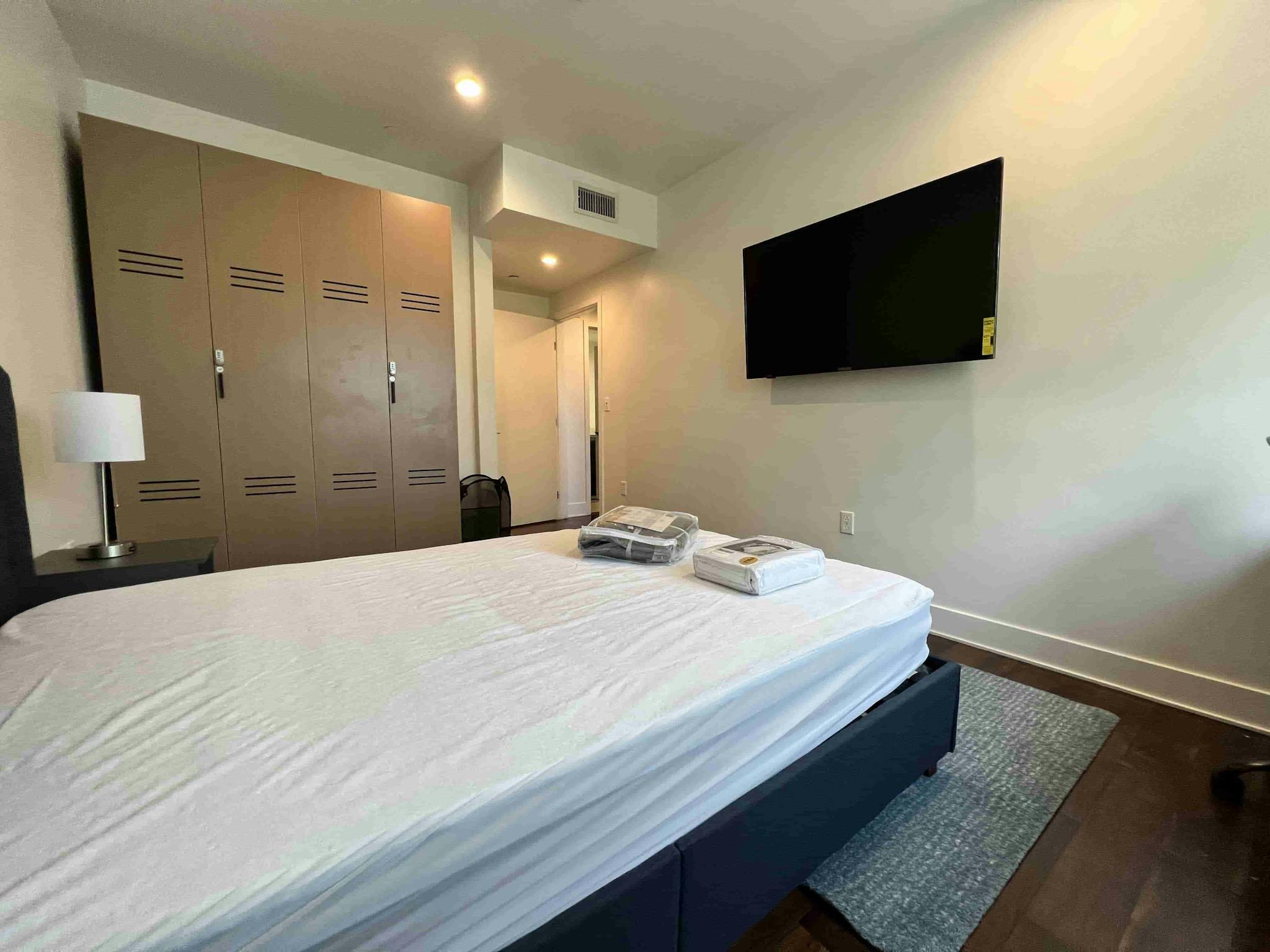 Private Room  -  North La Brea Avenue, Los Angeles, CA  - Gallery -  1