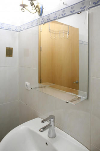 Modest double bedroom close to Universidad de Sevilla