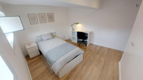 Shining Single Bedroom with a private bathroom close to  University of Coimbra 