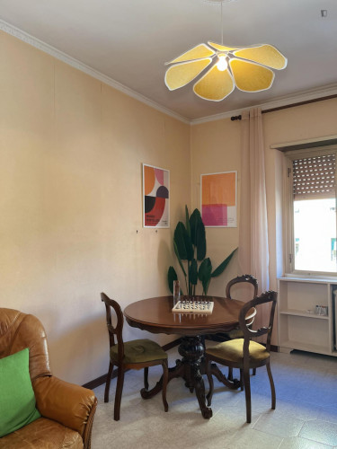 Spacious bedroom in a 3-bedroom apartment in Monteverde Nuovo