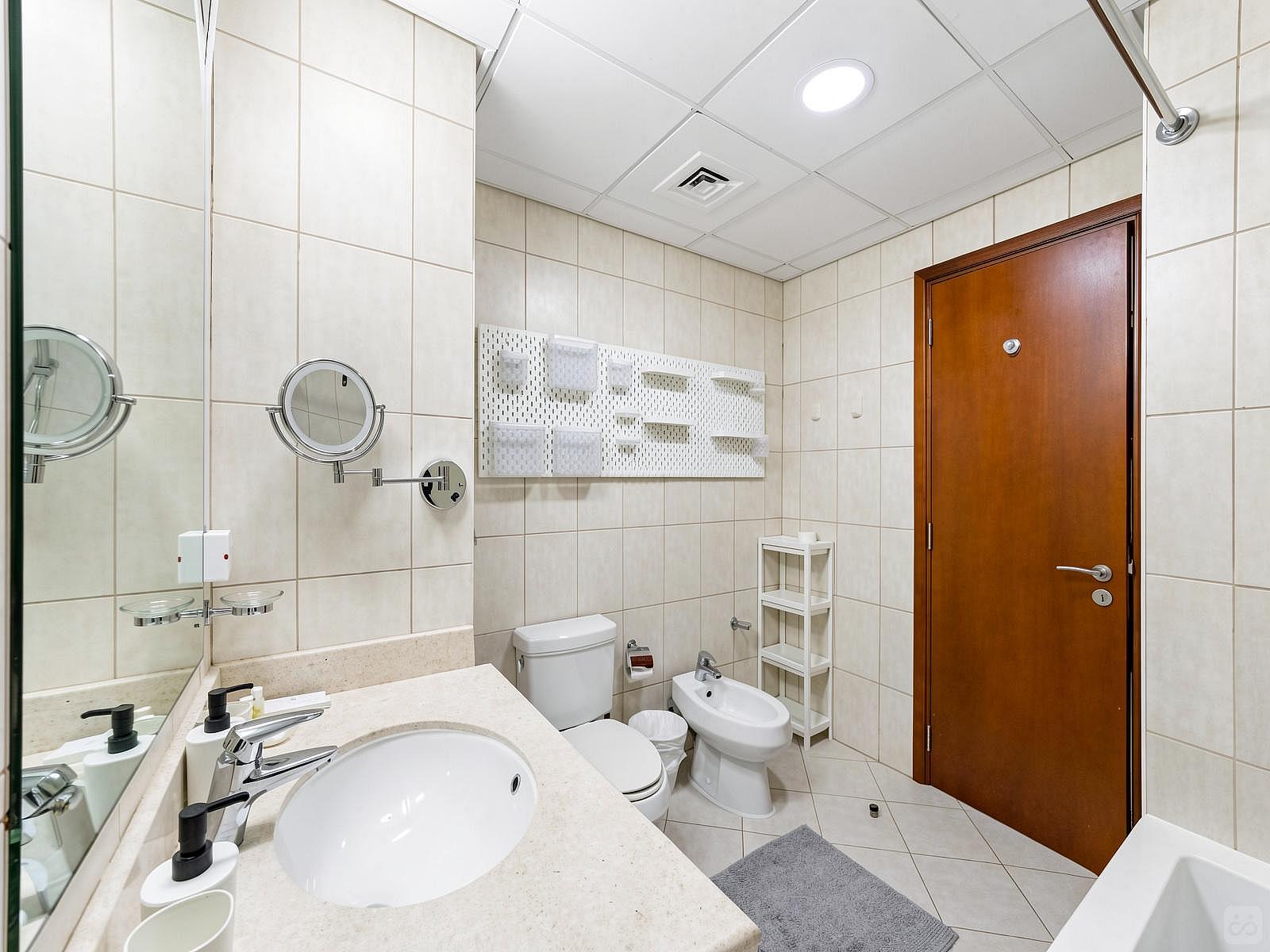 Room 1 - Superb Studio Apartment with Balcony Home - Gallery - 2