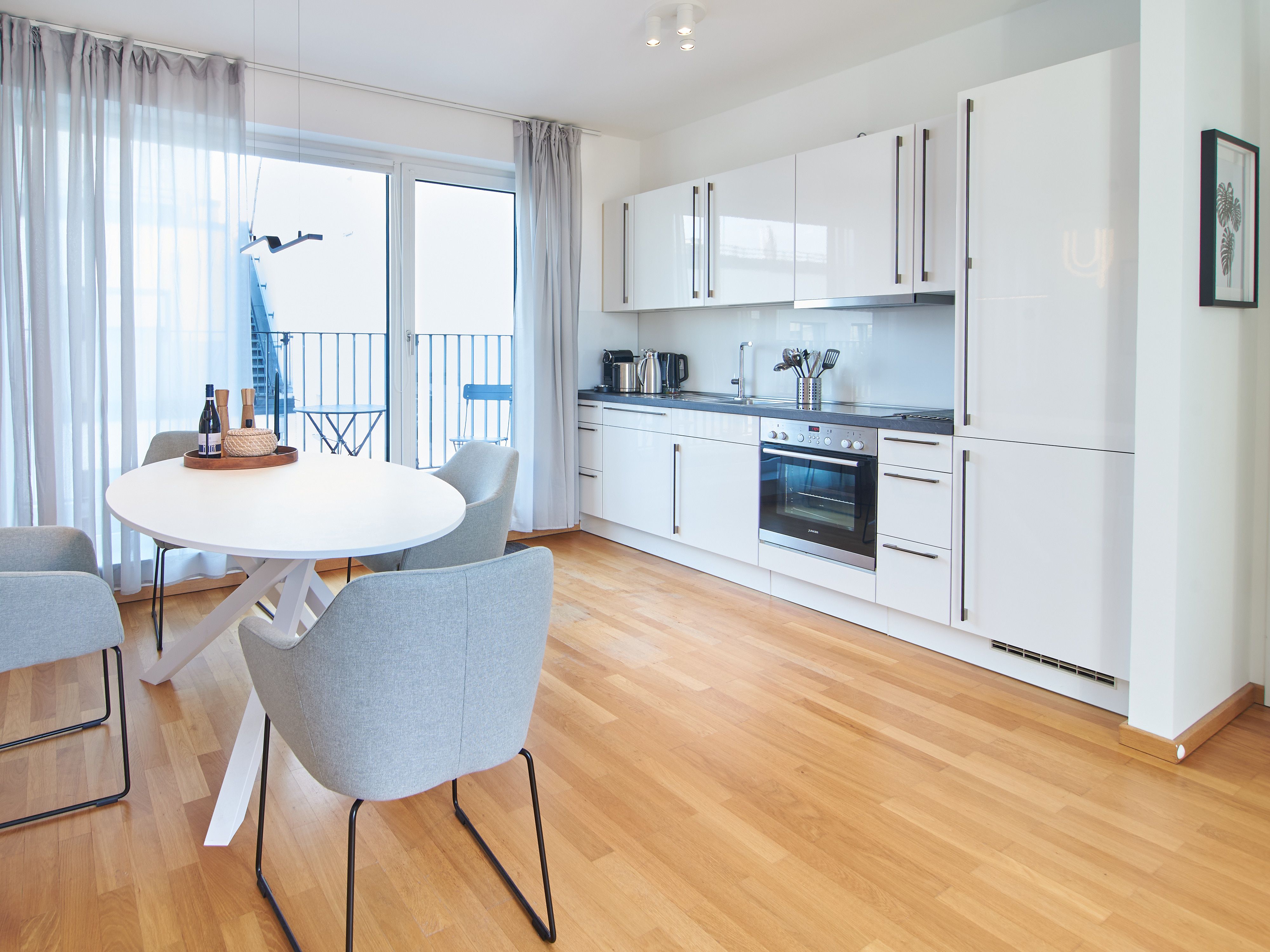 Modern Urban Living In Hamburg-Altona: Stylish 2-Room Apartment With Balcony & Prime Location - 9
