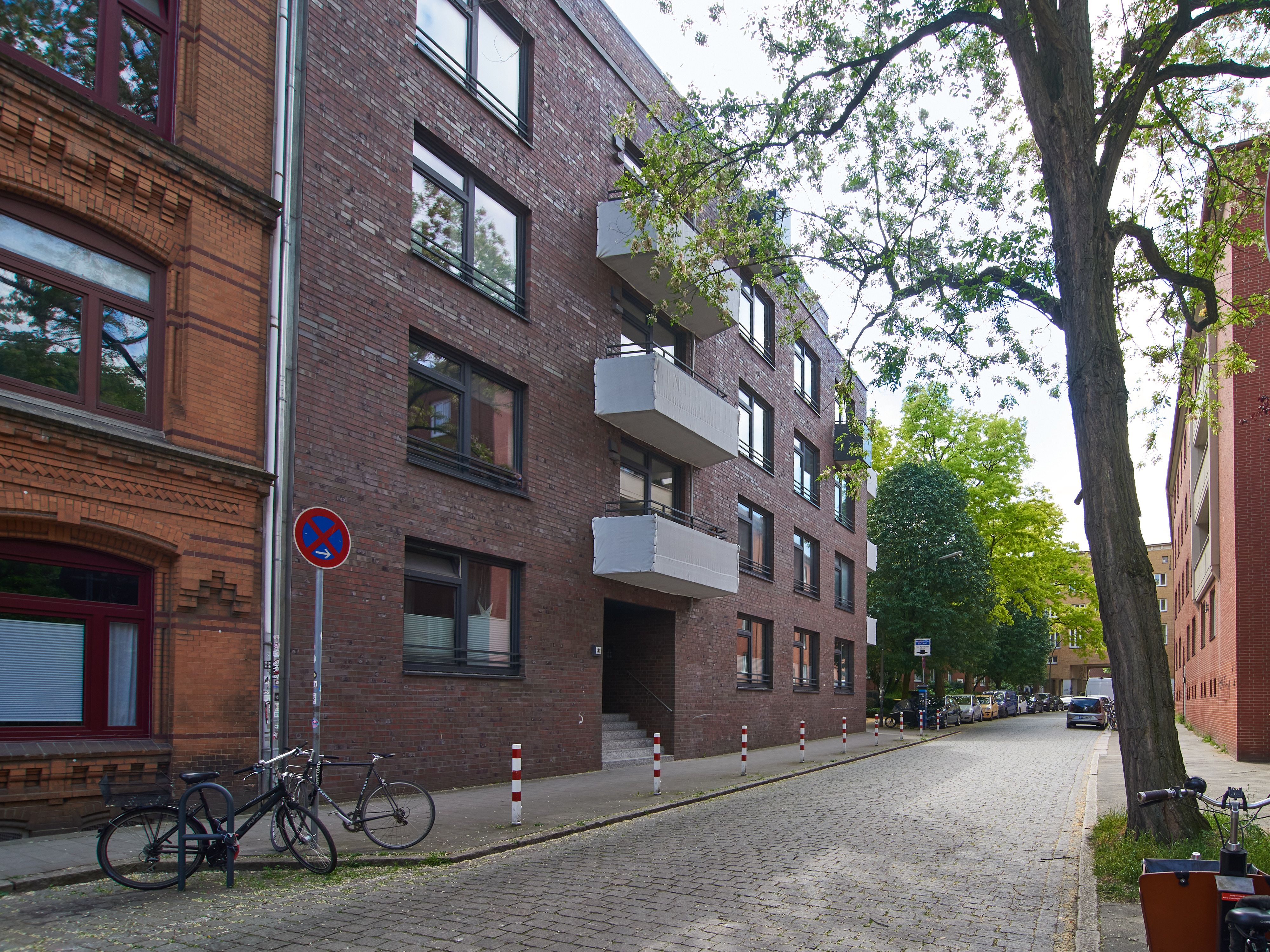 Modern Urban Living In Hamburg-Altona: Stylish 2-Room Apartment With Balcony & Prime Location - 2