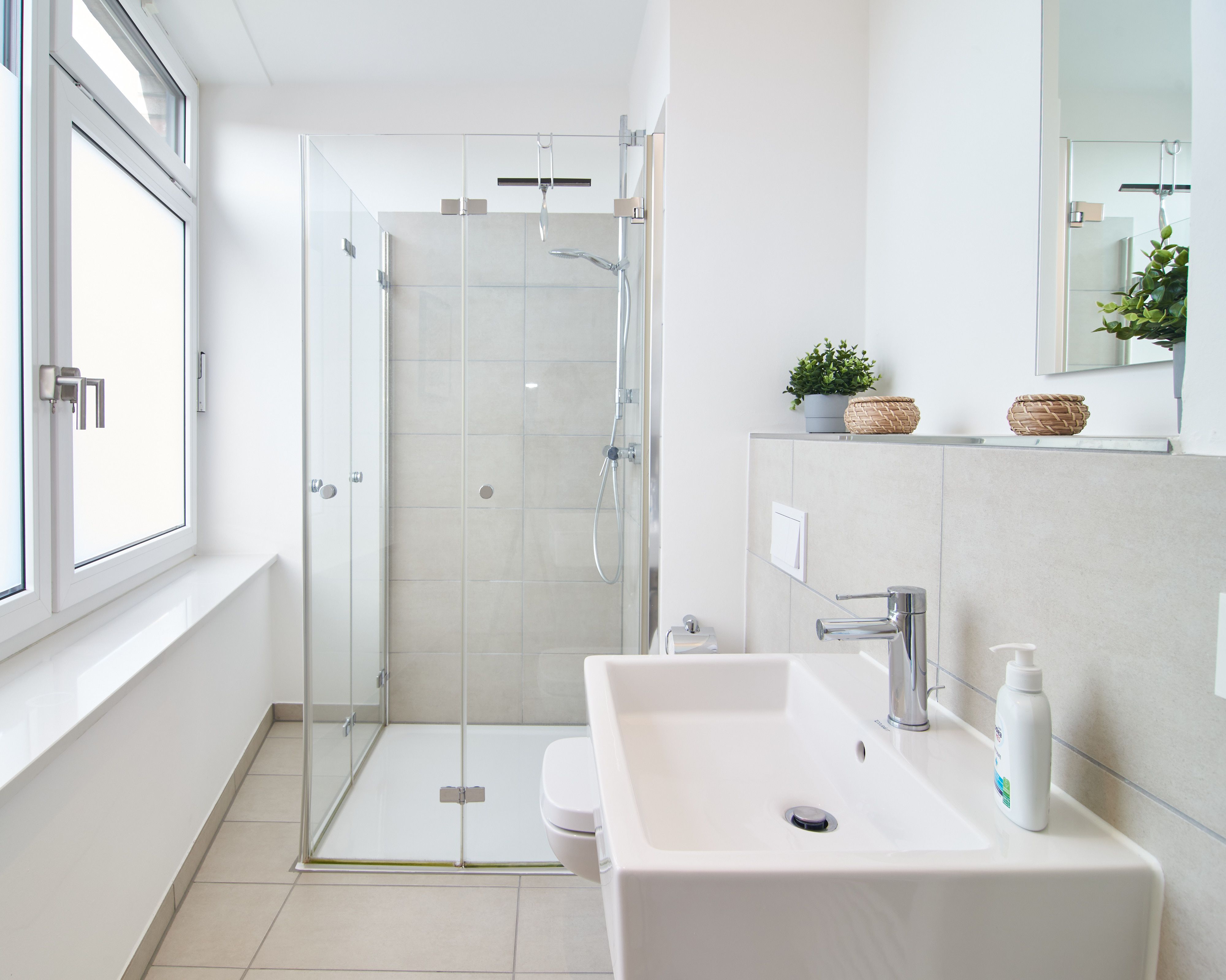 Modern Urban Living In Hamburg-Altona: Stylish 2-Room Apartment With Balcony & Prime Location - 4