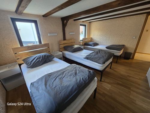 Renovated 2-room apartment with 6 beds, kitchen, bathroom – ideal for employee accommodation