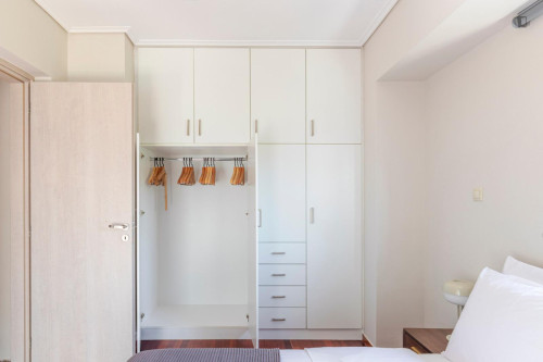 Colourful 2-bedroom apartment in Alimos
