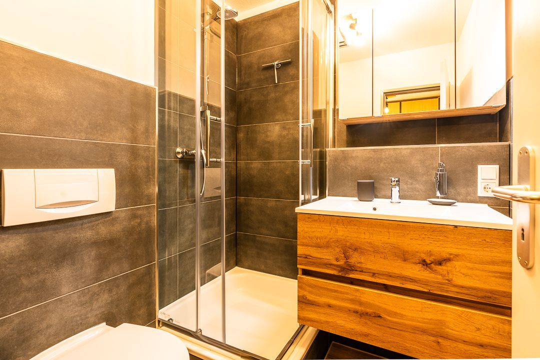  Black Mirror Detmold Free Wifi Free Parking  -  Black Mirror Detmold Free Wifi Free Parking  - Gallery -  13