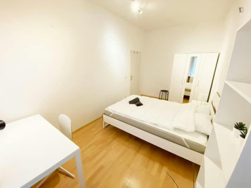 Cozy double bedroom near the Neubaugasse subway station