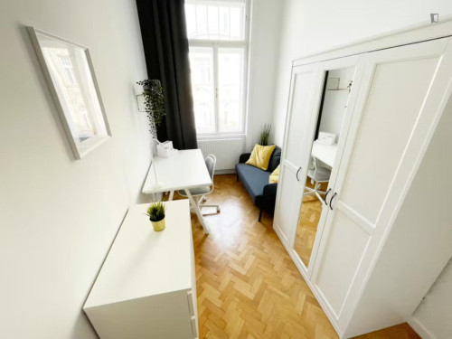 Cozy double bedroom close to the IBS International Business School