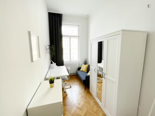 Cozy double bedroom close to the IBS International Business School