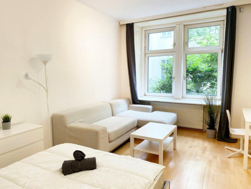 Bright double bedroom near the Neubaugasse subway station  - Gallery -  5