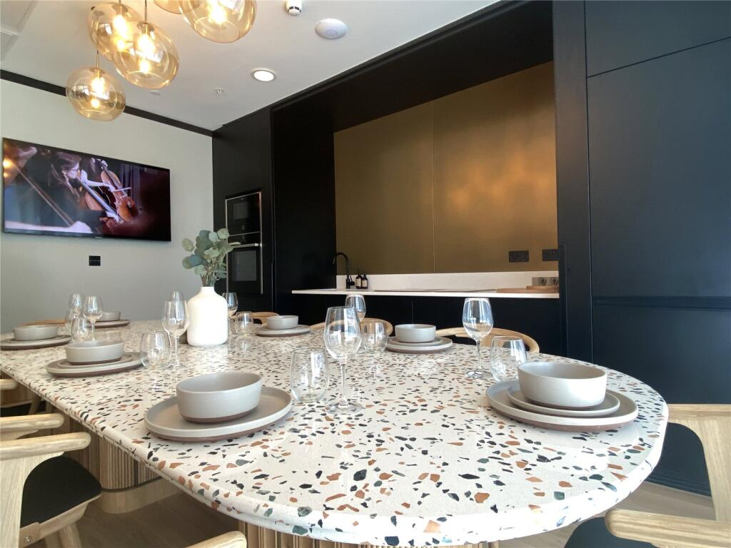 Stunning Corner 2-Bedroom Apartment - 7