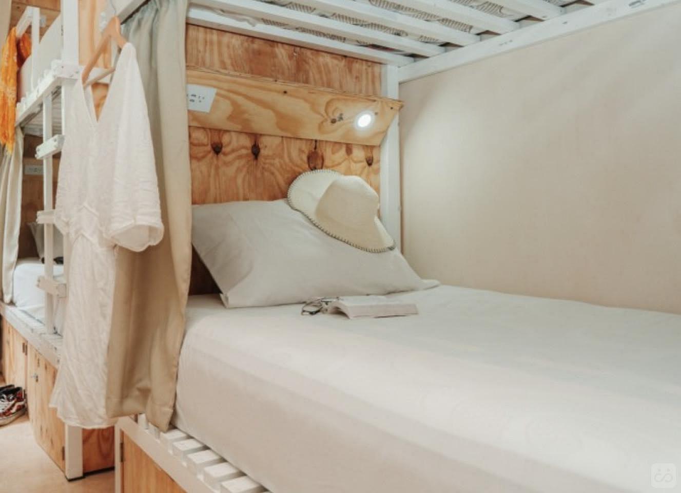 Bed In A 10-Bed Mixed Gender Room - C. María Adelina Flores Home - Gallery - 3