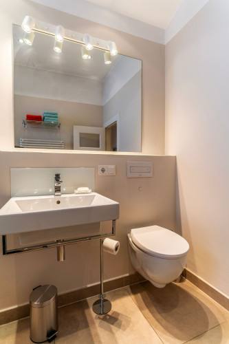 Freshly renovated 4-room apartment in Düsseldorf-Oberkassel