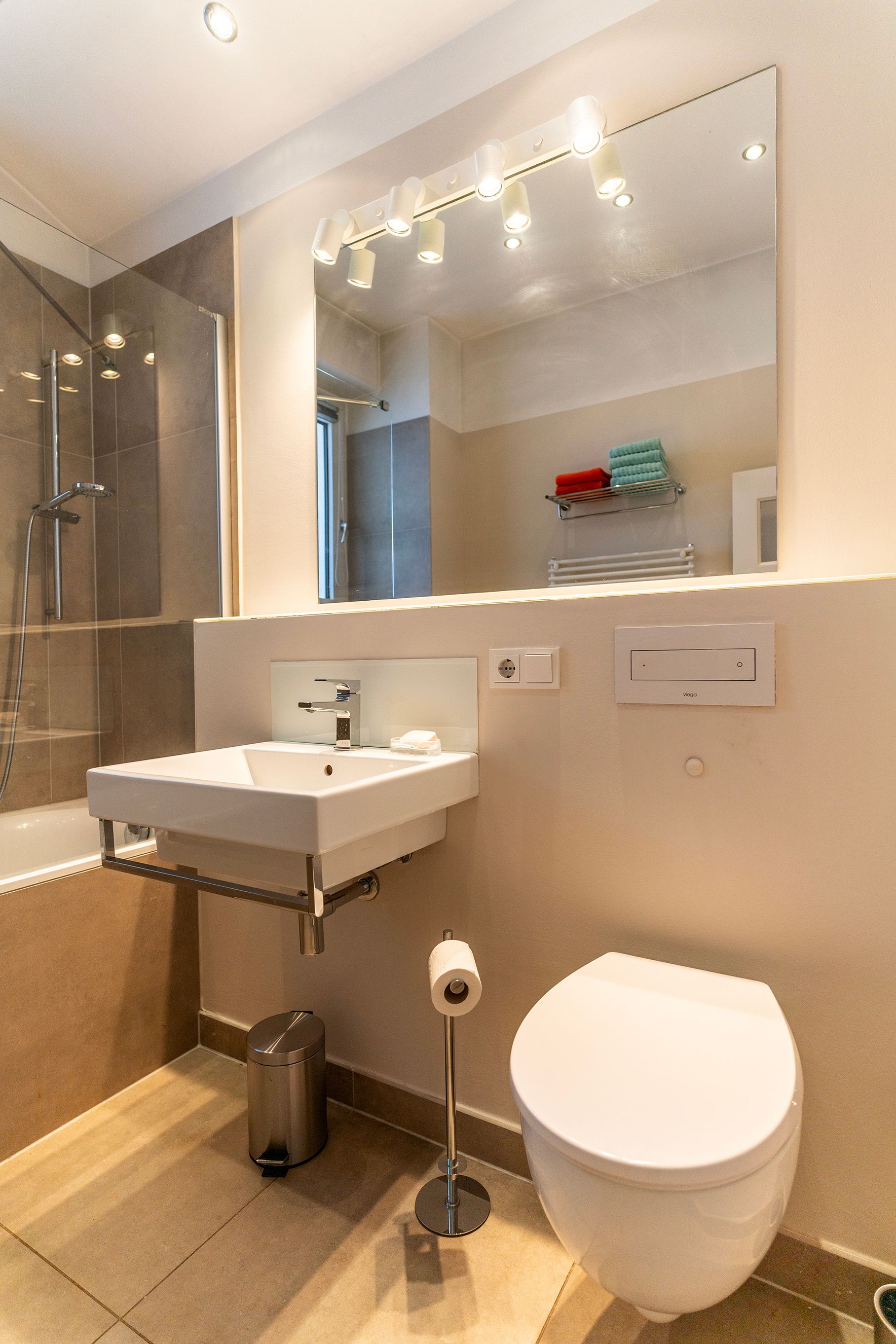 Freshly Renovated 4-Room Apartment In Düsseldorf-Oberkassel - 7
