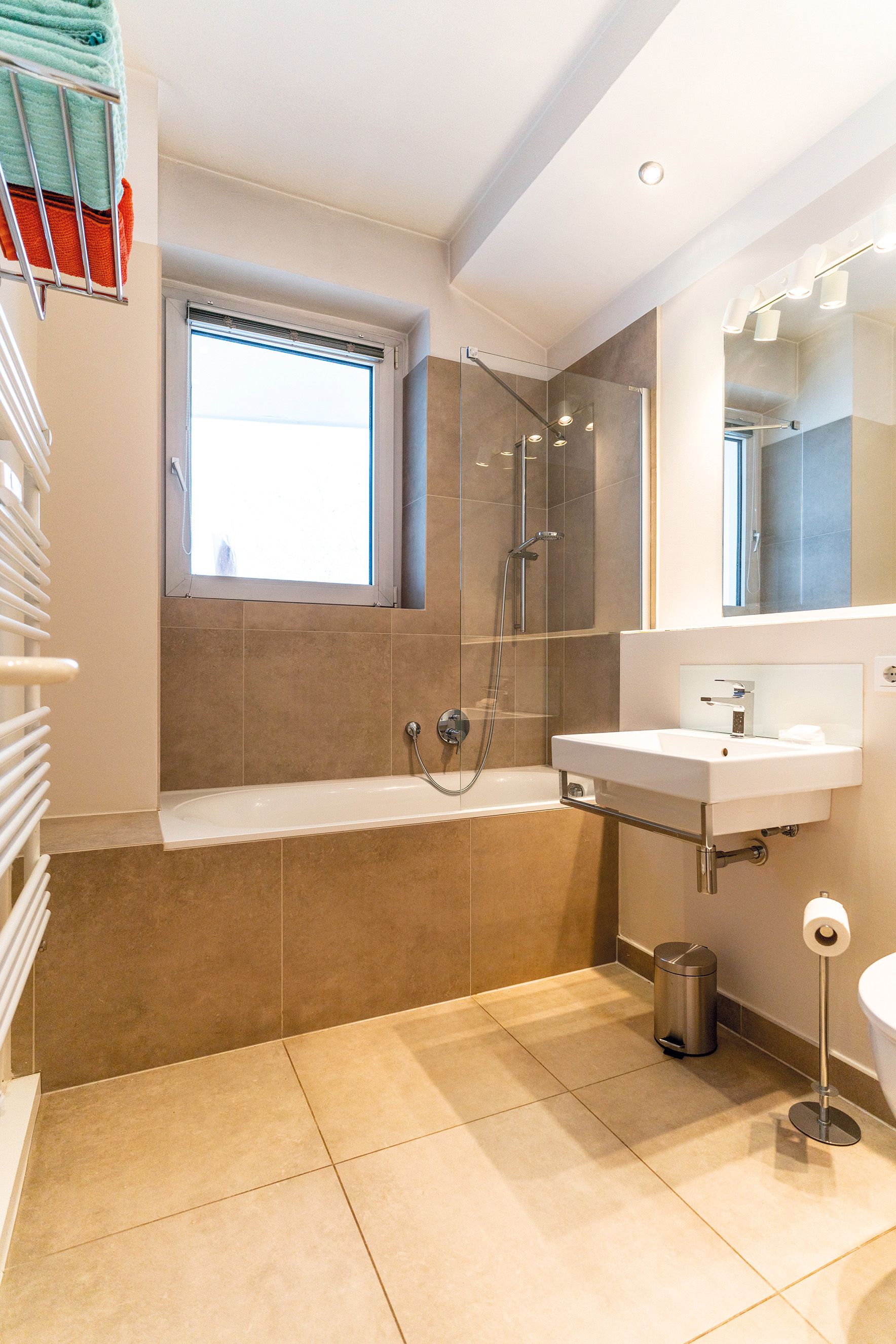 Freshly Renovated 4-Room Apartment In Düsseldorf-Oberkassel - 9
